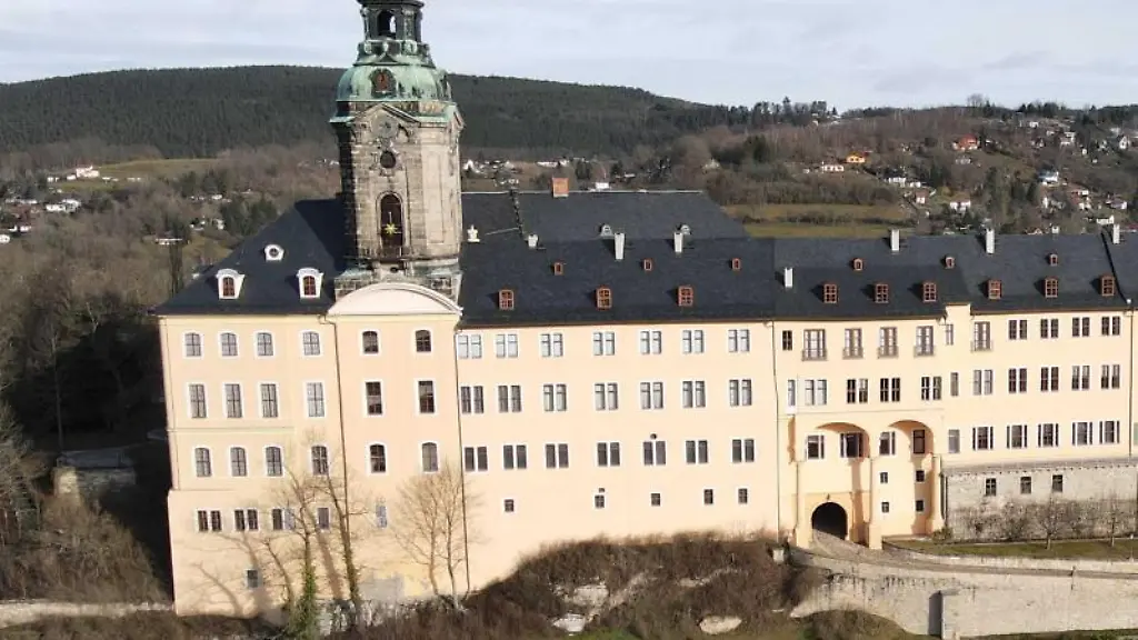 Blick-ueber-die-Rudolstaedter-Altstadt-mit-dem-Residenzschlosses