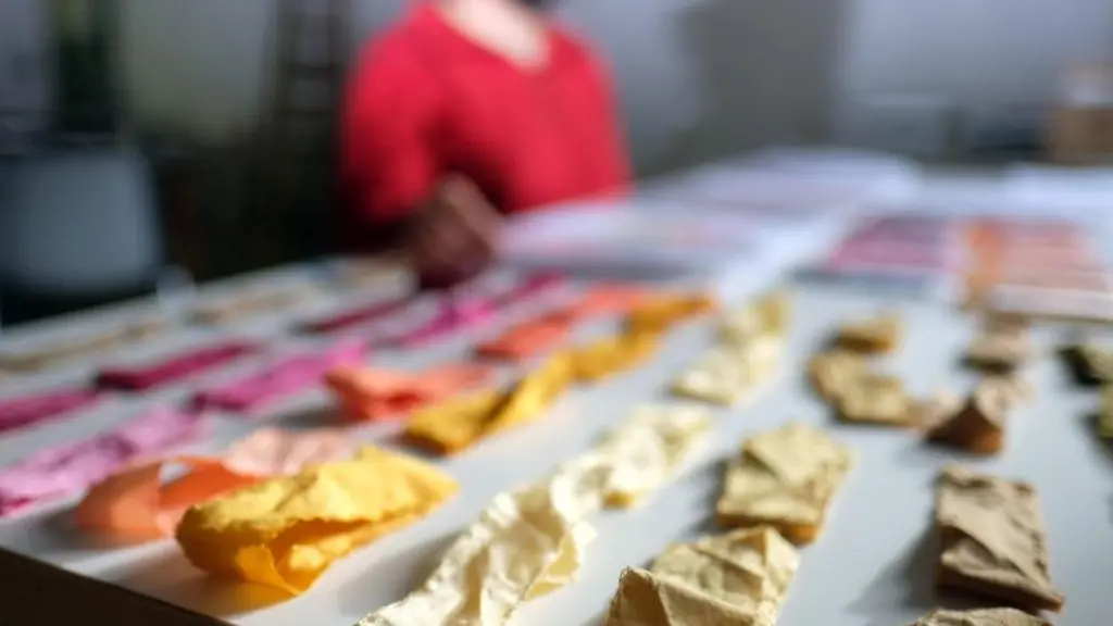 Farbproben-liegen-auf-einem-Tisch-in-der-Faerberei-der-Kunsthochschule-Halle