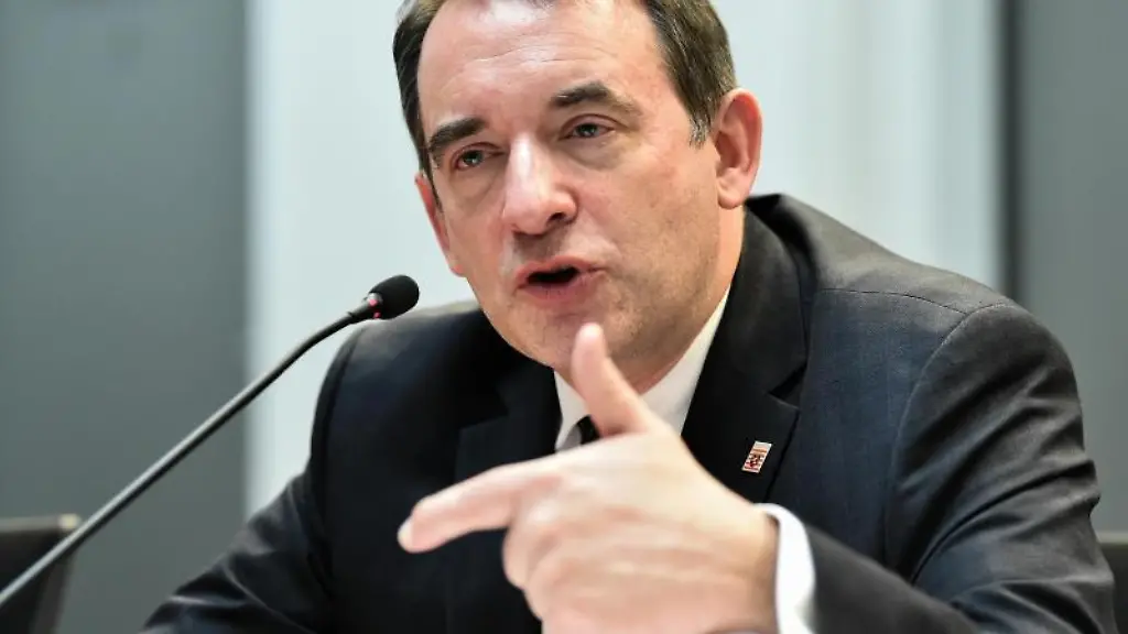 Alexander-Lorz-spricht-waehrend-einer-Pressekonferenz