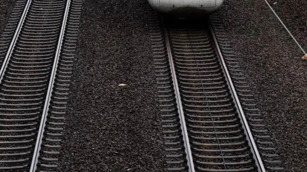 Ein-ICE-faehrt-auf-einer-Bahnstrecke