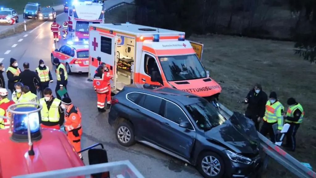 Einsatzkraefte-stehen-an-der-Unfallstelle