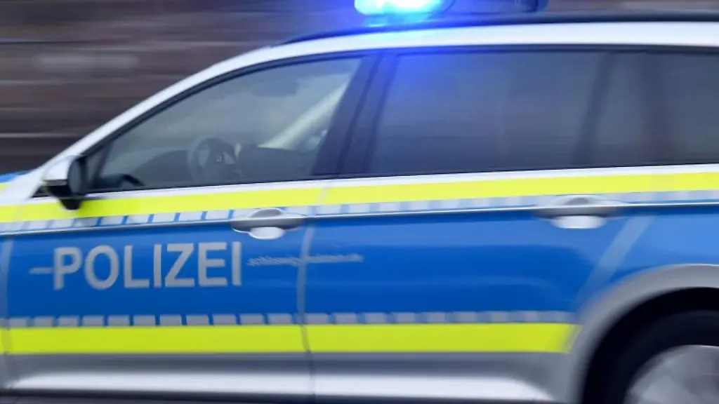 Ein-Streifenwagen-faehrt-mit-eingeschaltetem-Blaulicht