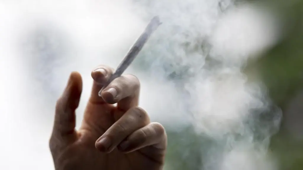 Eine-Person-raucht-einen-Joint