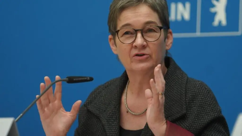Ulrike-Gote-spricht-auf-einer-Pressekonferenz-nach-der-Sitzung-des-Berliner-Senats