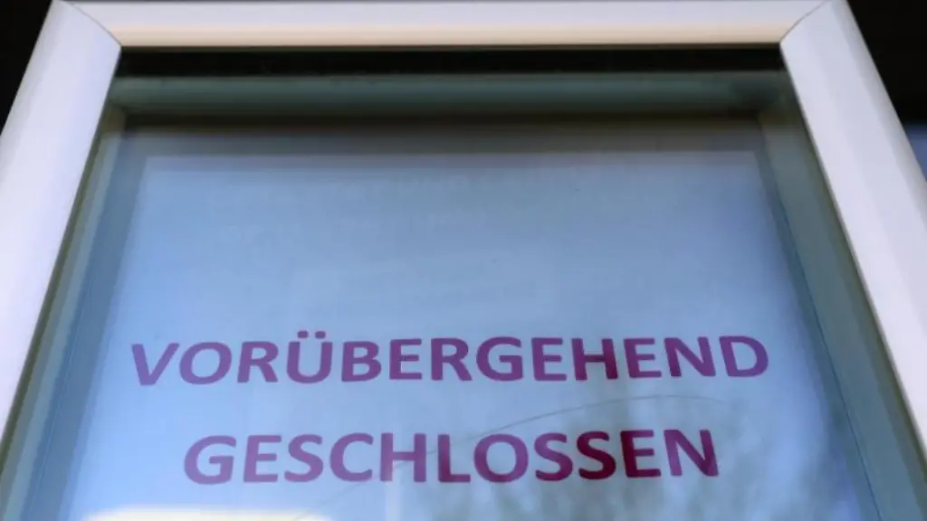An-einem-Kino-informiert-ein-Aushang-Voruebergehend-geschlossen