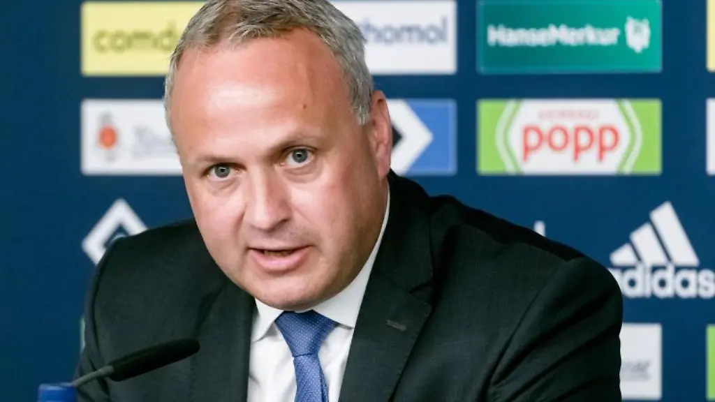 HSV-Finanzvorstand-Frank-Wettstein-spricht-in-Hamburg