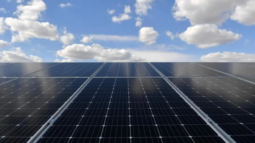 Blick-auf-einen-Solarpark-in-Halle