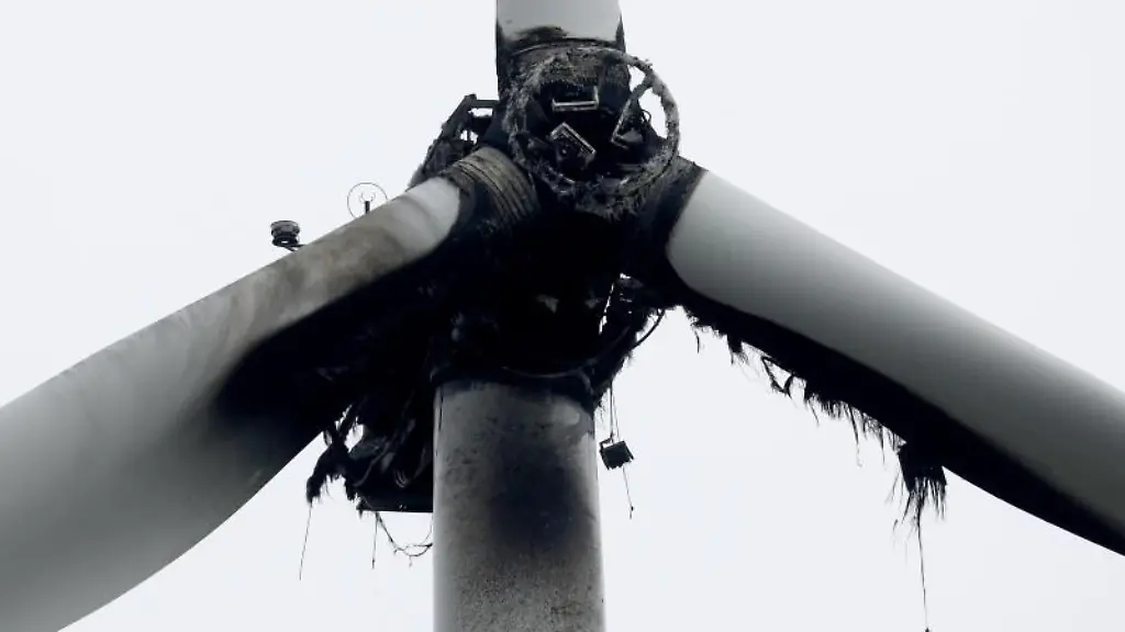 Eine-vom-Feuer-zerstoerte-Windkraftanlage-steht-in-Ganschendorf-bei-Sarow