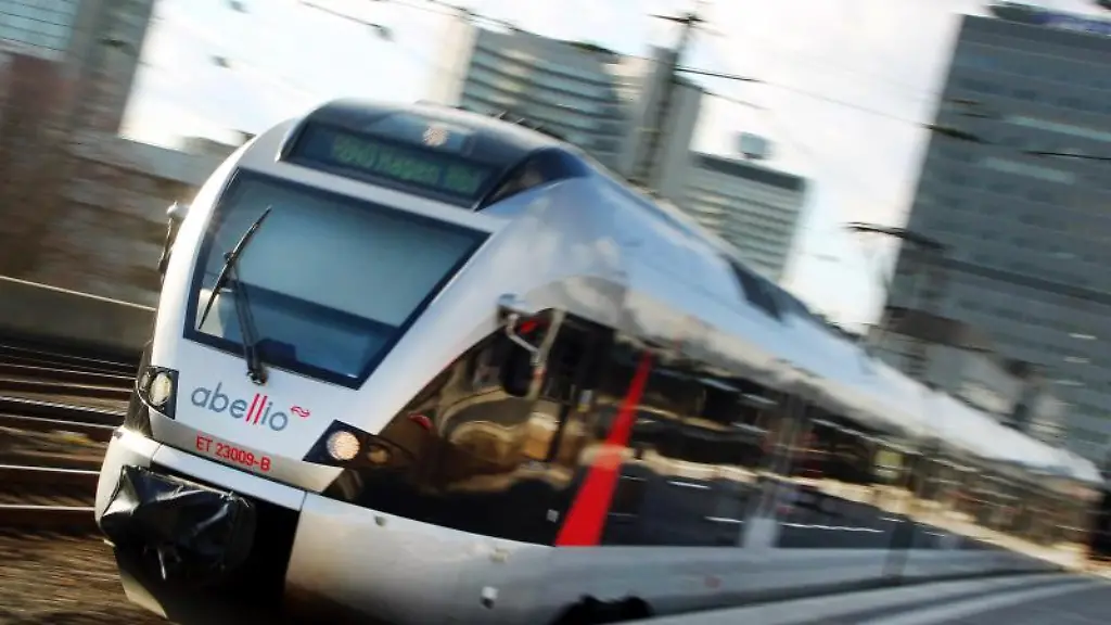 Ein-Zug-des-Bahnunternehmens-Abellio-faehrt-aus-dem-Essener-Hauptbahnhof