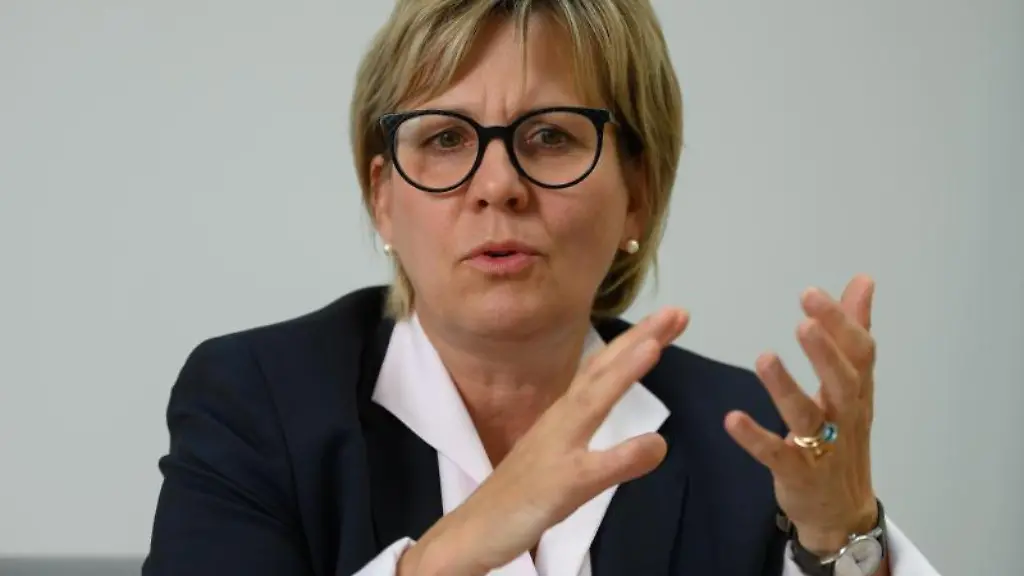 Barbara-Klepsch-CDU-Ministerin-fuer-Kultur-und-Tourismus-in-Sachsen-gestikuliert-waehrend-eines-Interviews-mit-der-Deutschen-Presse-Agentur