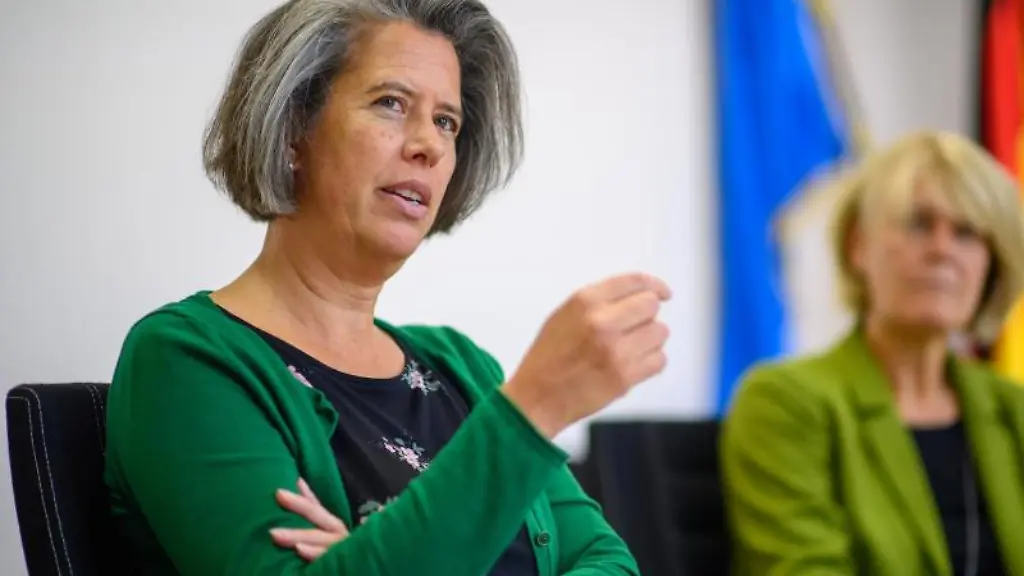 Tamara-Zieschang-l-CDU-Ministerin-fuer-Inneres-und-Sport-von-Sachsen-Anhalt-waehrend-eines-Gespraechs-mit-der-Deutschen-Presse-Agentur
