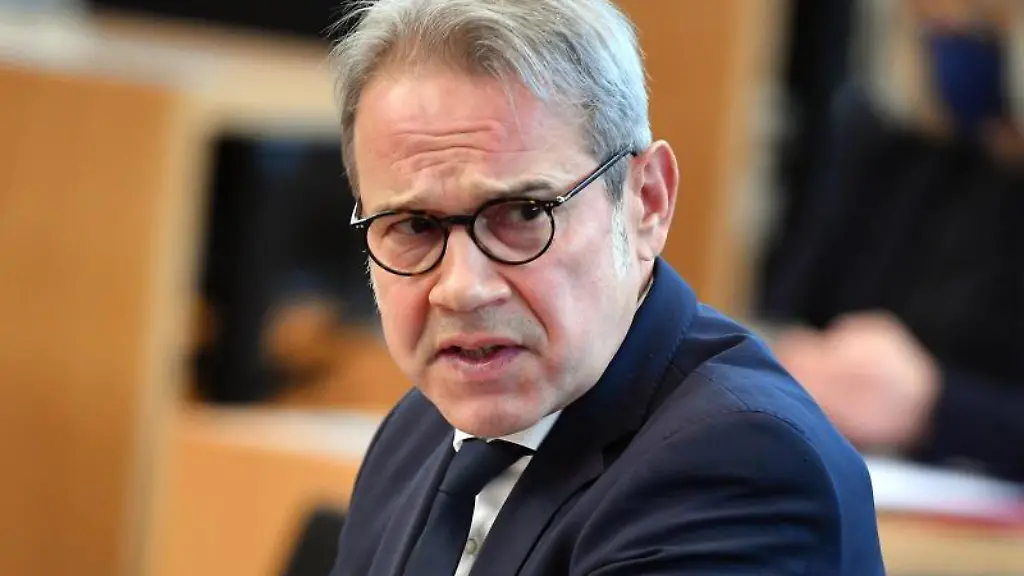 Georg-Maier-SPD-Innenminister-von-Thueringen-spricht-im-Plenarsaal-waehrend-der-Sitzung-des-Thueringer-Landtags