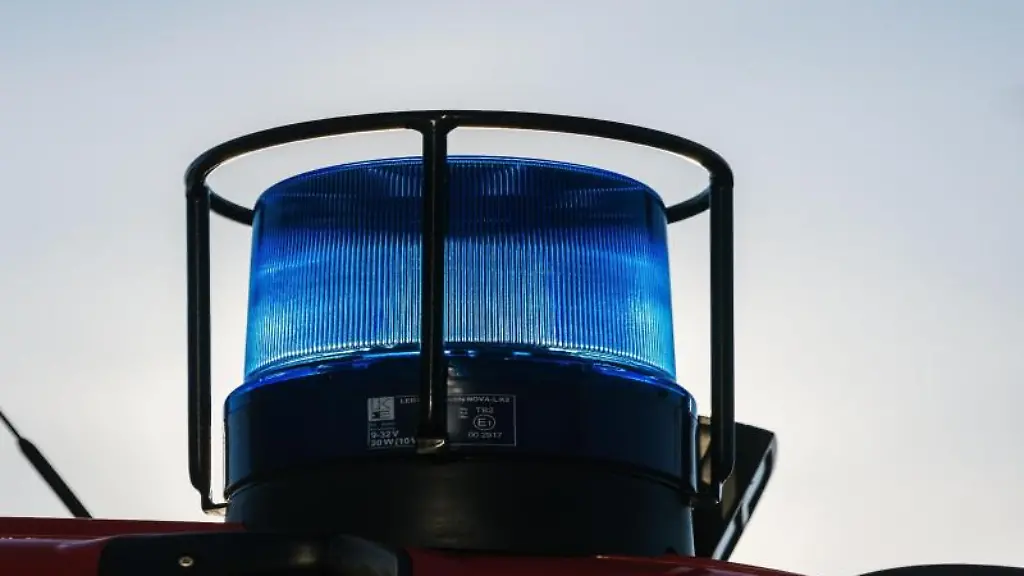 Ein-Blaulicht-auf-dem-Dach-eines-Einsatzfahrzeugs-der-Feuerwehr