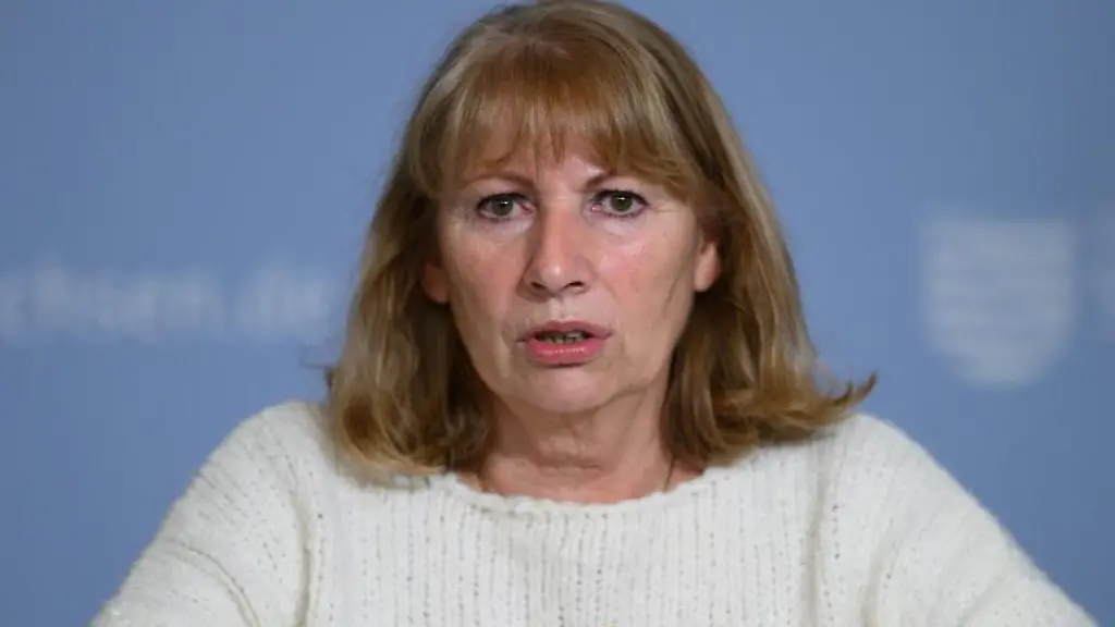 Petra-Koepping-SPD-Sozialministerin-von-Sachsen-sitzt-waehrend-der-Kabinettspressekonferenz-in-der-Saechsischen-Staatskanzlei-auf-dem-Podium