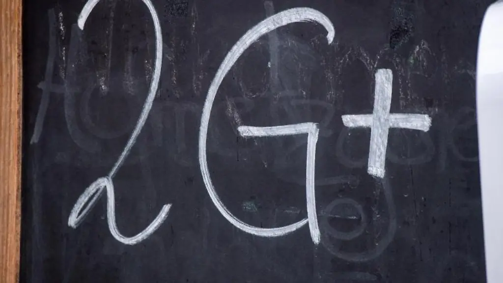 2G-steht-auf-einer-Tafel-vor-einer-Gaststaette