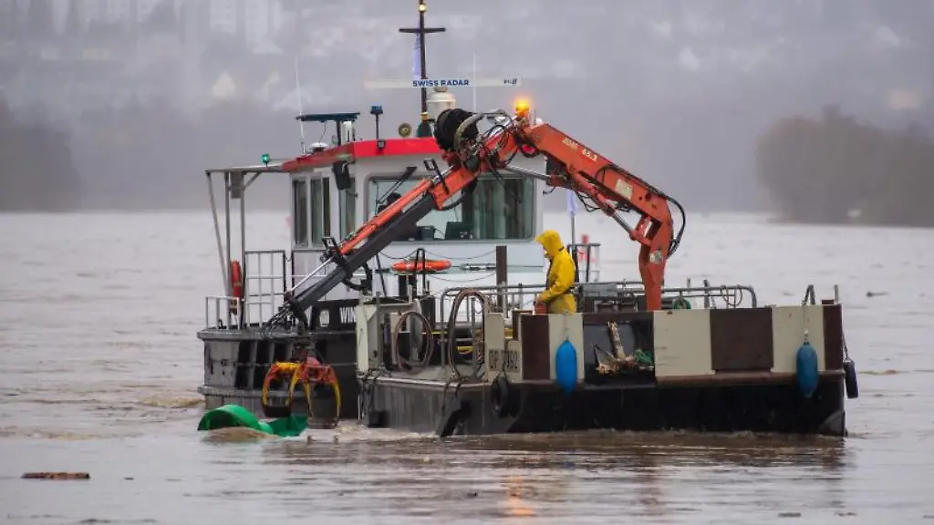 Ein-Mitarbeiter-des-Wasserschifffahrtsamts-richtet-per-Kran-eine-Boje-auf