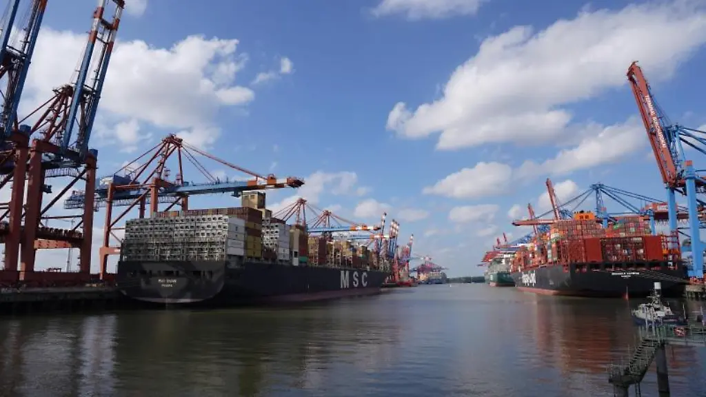 Containerschiffe-werden-am-Container-Terminal-Burchardkai-im-Hamburger-Hafen-abgefertigt