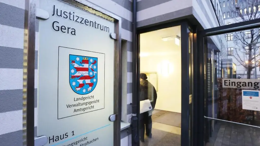 Der-Eingang-zum-Landgerichtsgebaeude-in-Gera