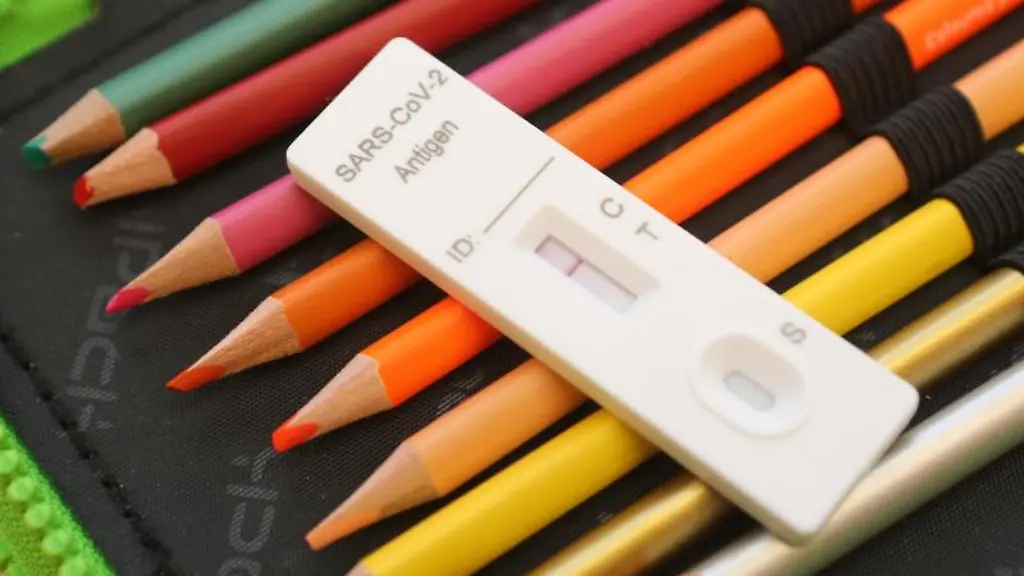 Ein-Kit-fuer-einen-Corona-Schnelltest-liegt-auf-dem-Federmaeppchen-eines-Schuelers