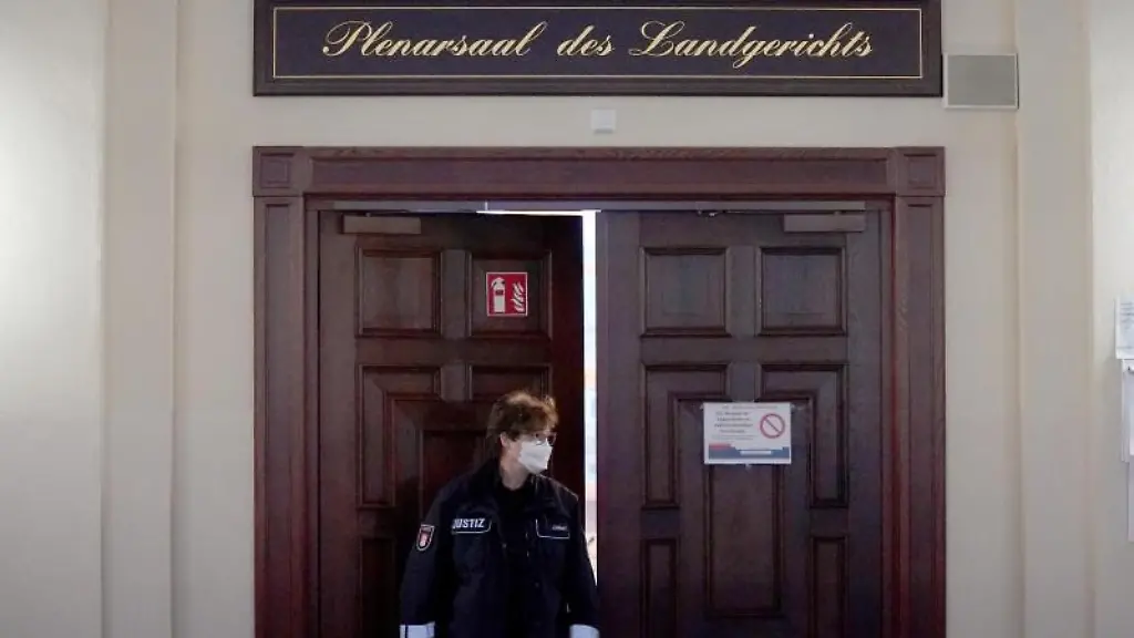 Eine-Justizbeamtin-steht-vor-Prozessbeginn-wegen-Steuerhinterziehung-vor-dem-Saal-des-Landgerichts-im-Strafjustizgebaeude