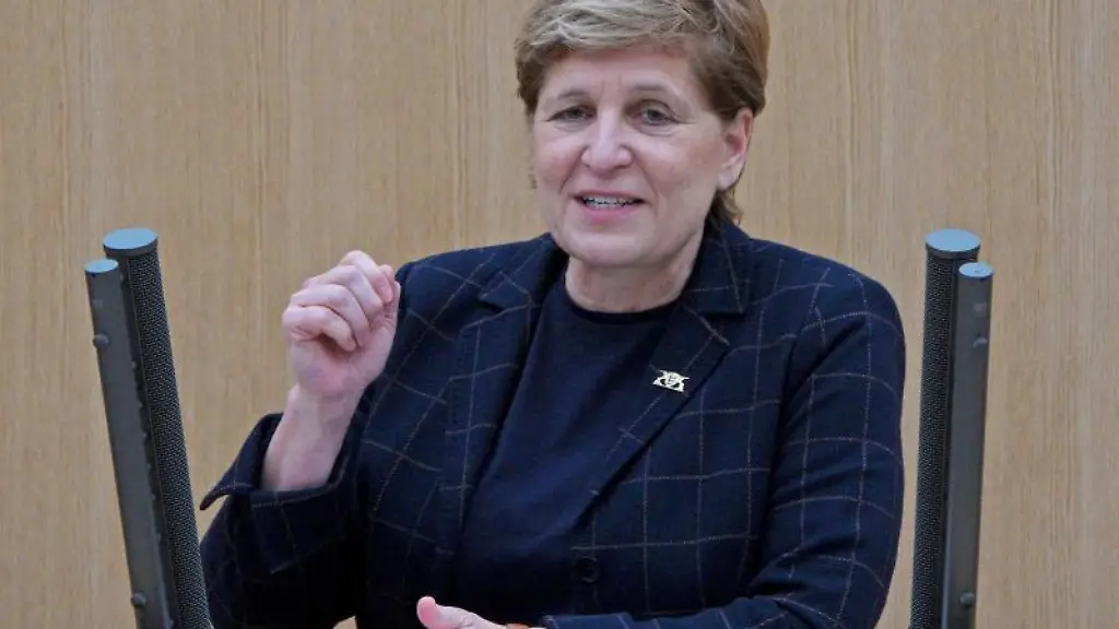 Nicole-Razavi-CDU-Ministerin-fuer-Wohnen-und-Landesentwicklung-spricht-im-Landtag