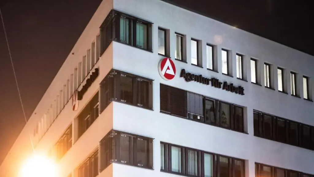 Der-Schriftzug-Agentur-fuer-Arbeit-steht-am-fruehen-Morgen-an-der-Fassade-der-Agentur-fuer-Arbeit-geschrieben