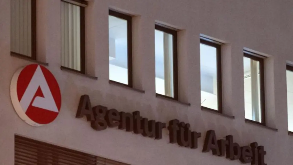 Das-Logo-der-Agentur-fuer-Arbeit-ist-auf-dem-Sitz-der-Agentur-fuer-Arbeit-Stuttgart-zu-sehen