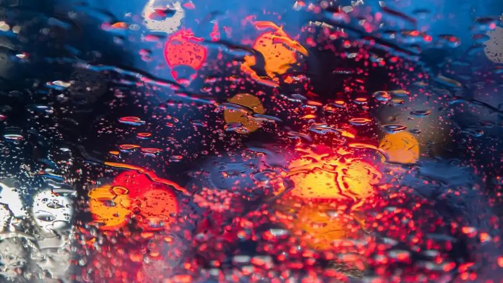 Regentropfen-auf-einer-Autoscheibe