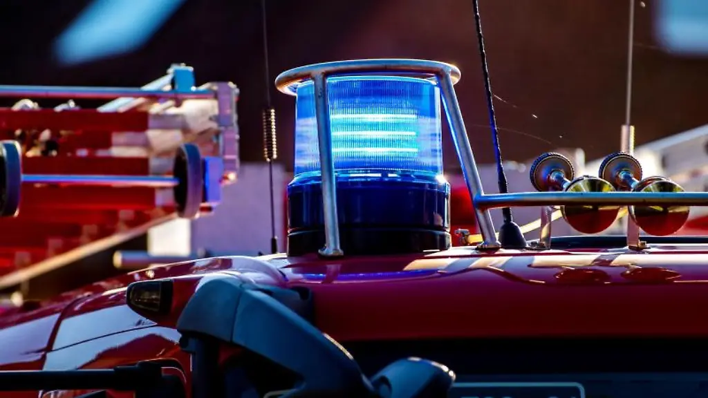 Ein-Blaulicht-leuchtet-auf-dem-Dach-eines-Feuerwehrfahrzeugs