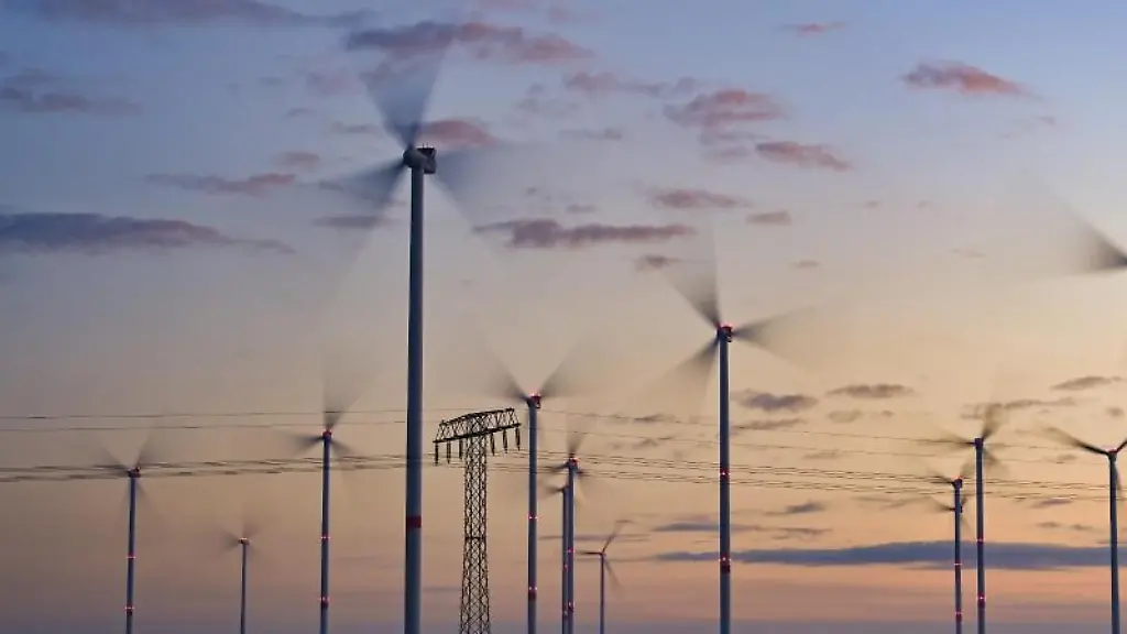 Windkraftanlagen-drehen-sich-in-einem-Windpark