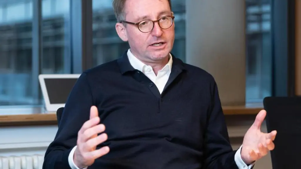 Sachsens-Innenministers-Roland-Woeller-CDU-gibt-ein-Interview-in-seinem-Buero