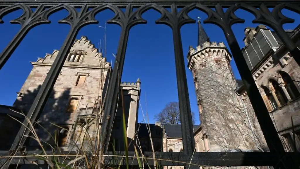 Fenster-von-Schloss-Reinhardsbrunn-sind-mit-Holzbrettern-vernagelt