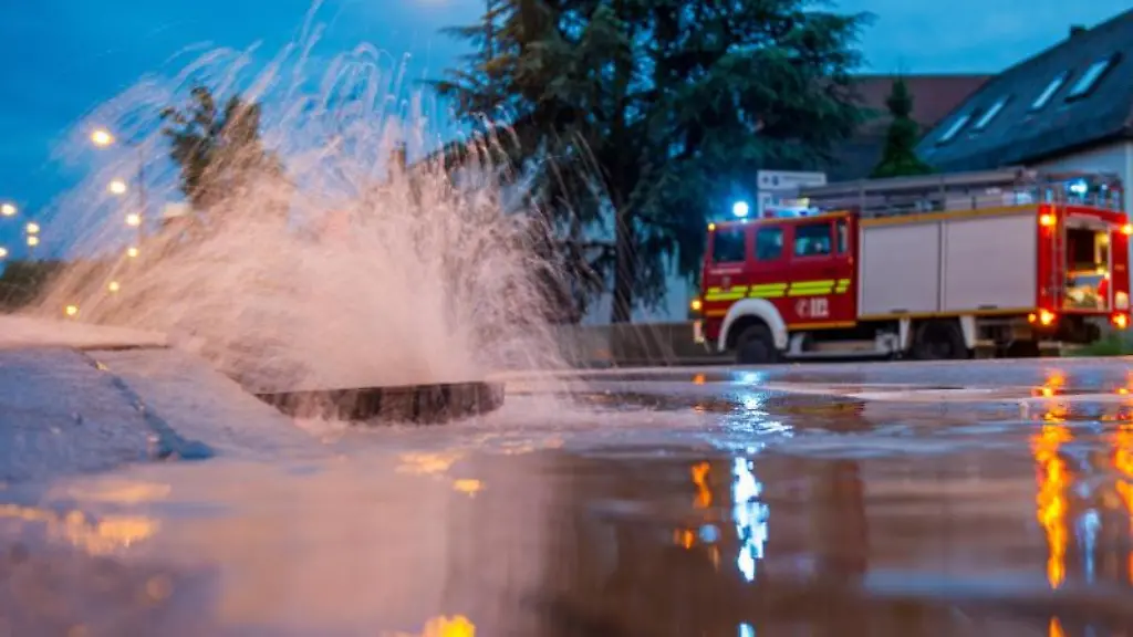 Wasser-dringt-aus-einem-Gully