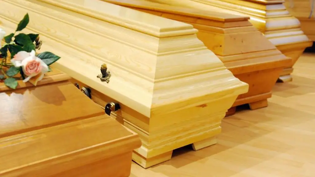 Saerge-stehen-in-einem-Ausstellungsraum-eines-Bestatters