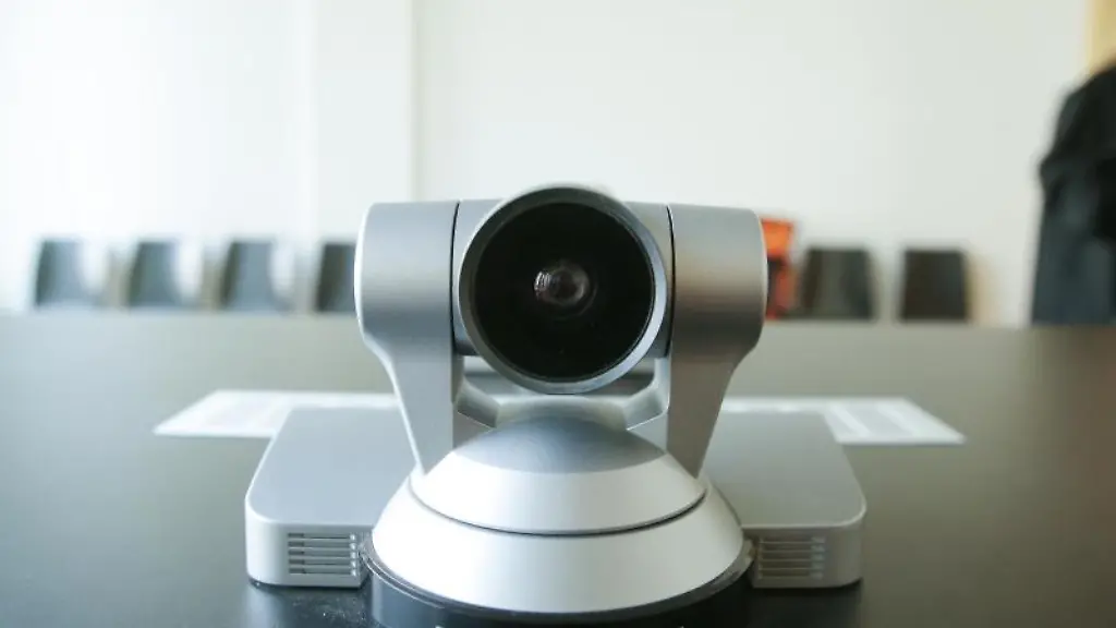 Eine-Videokamera-steht-in-einem-Gerichtssaal-auf-dem-Tisch