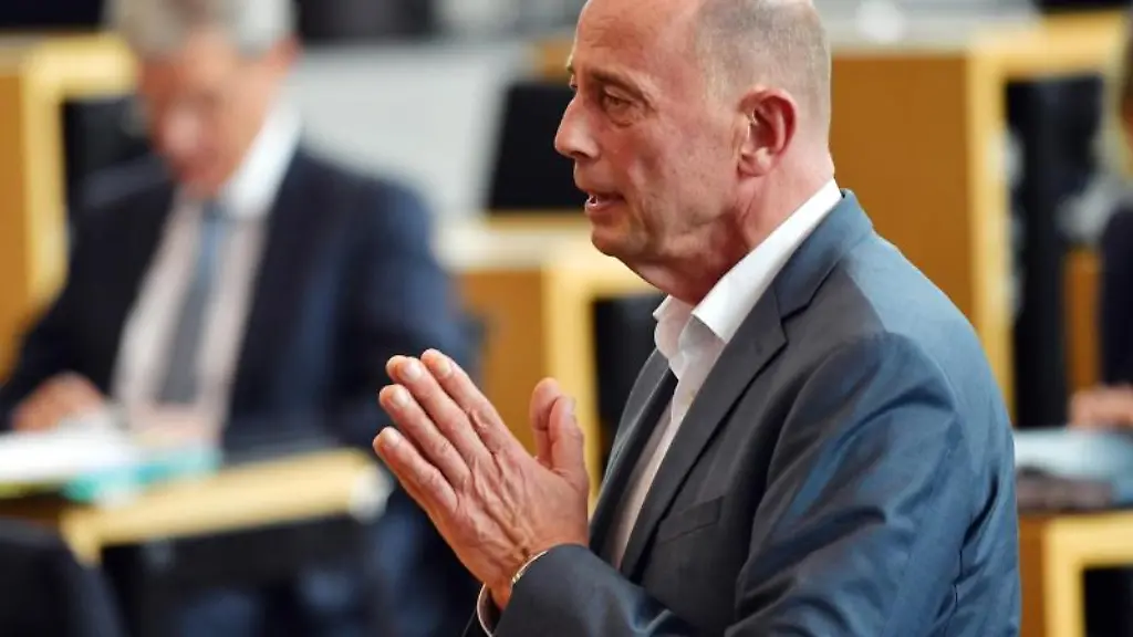 Wirtschaftsminister-Wolfgang-Tiefensee-SPD-spricht-im-Thueringer-Landtag
