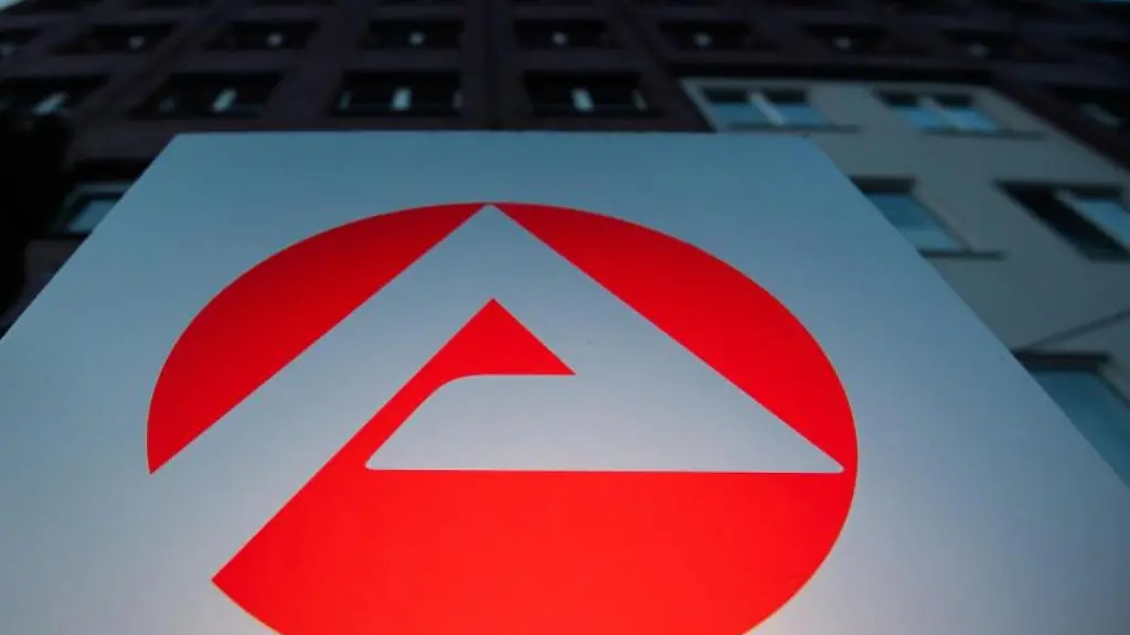 Ein-Schild-steht-vor-einem-Standort-der-Agentur-fuer-Arbeit