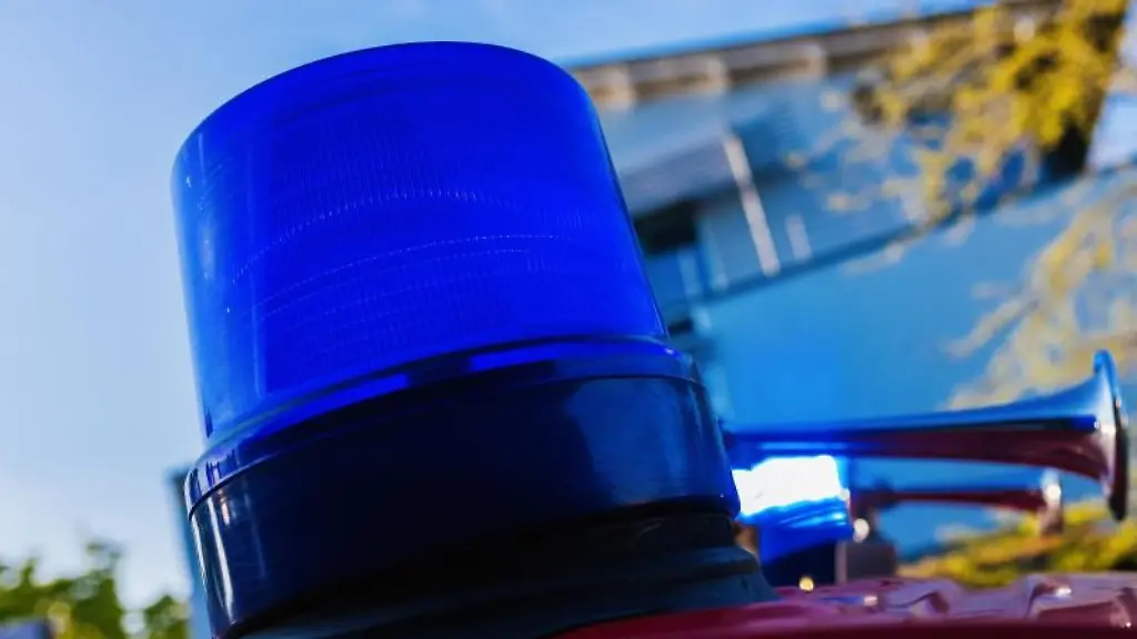 Ein-Blaulicht-auf-dem-Dach-eines-Einsatzfahrzeugs-der-Feuerwehr