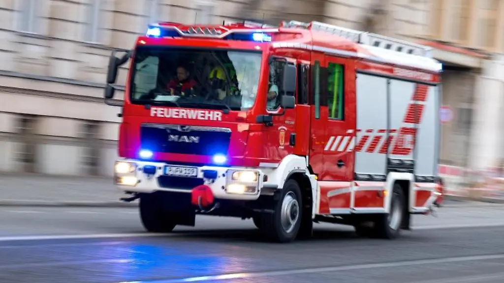 Ein-Feuerwehrfahrzeug-ist-mit-Blaulicht-auf-Einsatzfahrt