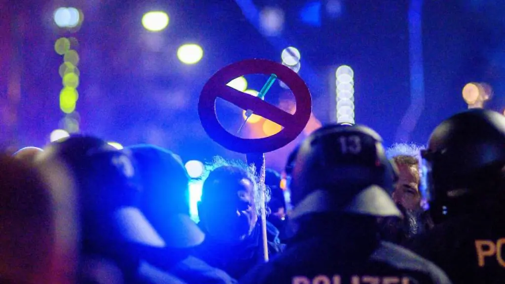 Polizisten-stehen-zwischen-Teilnehmern-des-Protests-in-Magdeburg