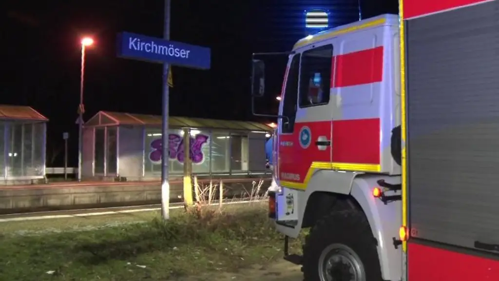 Ein-Einsatzfahrzeug-der-Feuerwehr-steht-am-Bahnhof-Kirchmoeser