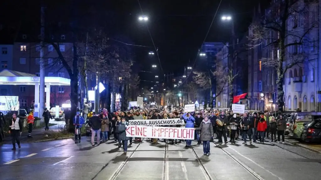 Menschen-demonstrieren-in-Nuernberg-gegen-die-Corona-Politik