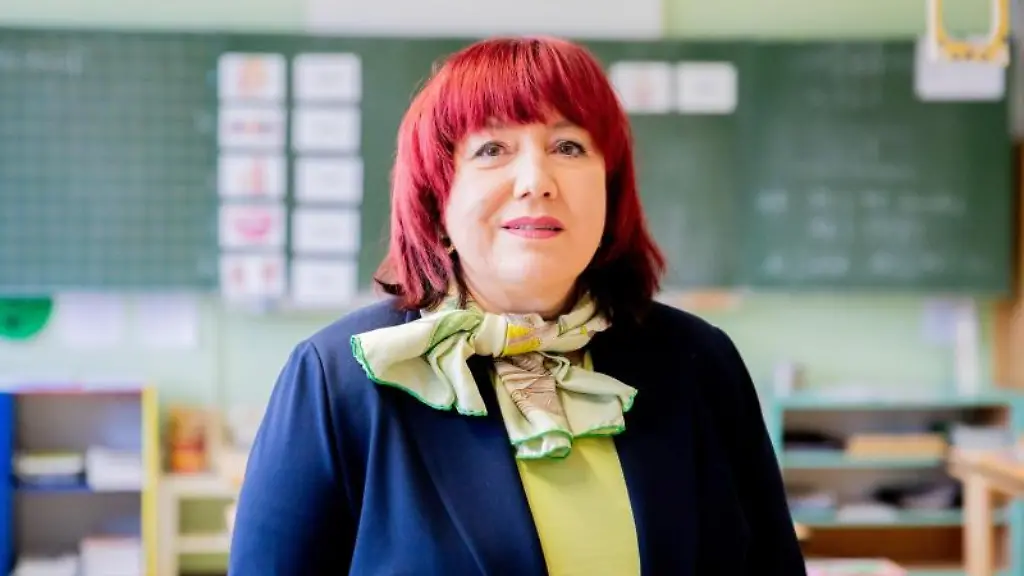 Bildungssenatorin-Astrid-Sabine-Busse-SPD-steht-in-einem-Klassenzimmer