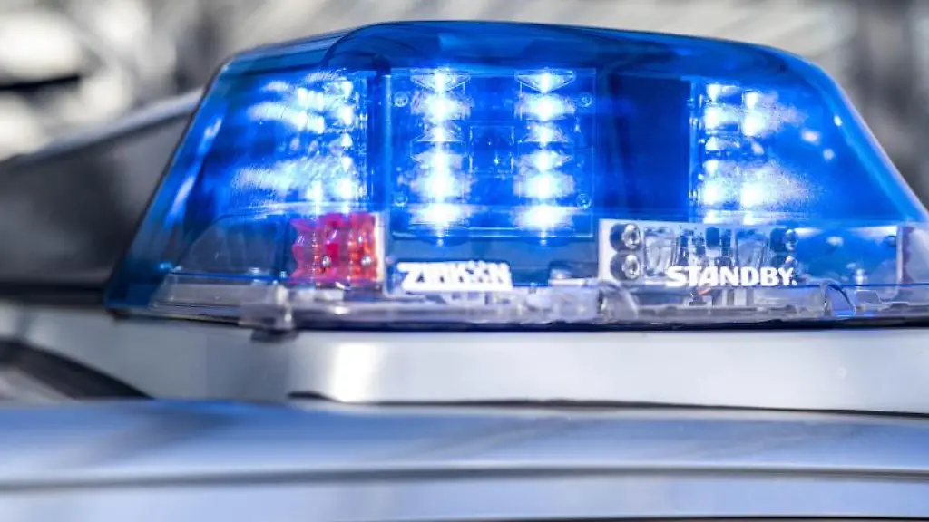 Ein-Blaulicht-leuchtet-auf-dem-Dach-eines-Polizeiwagens