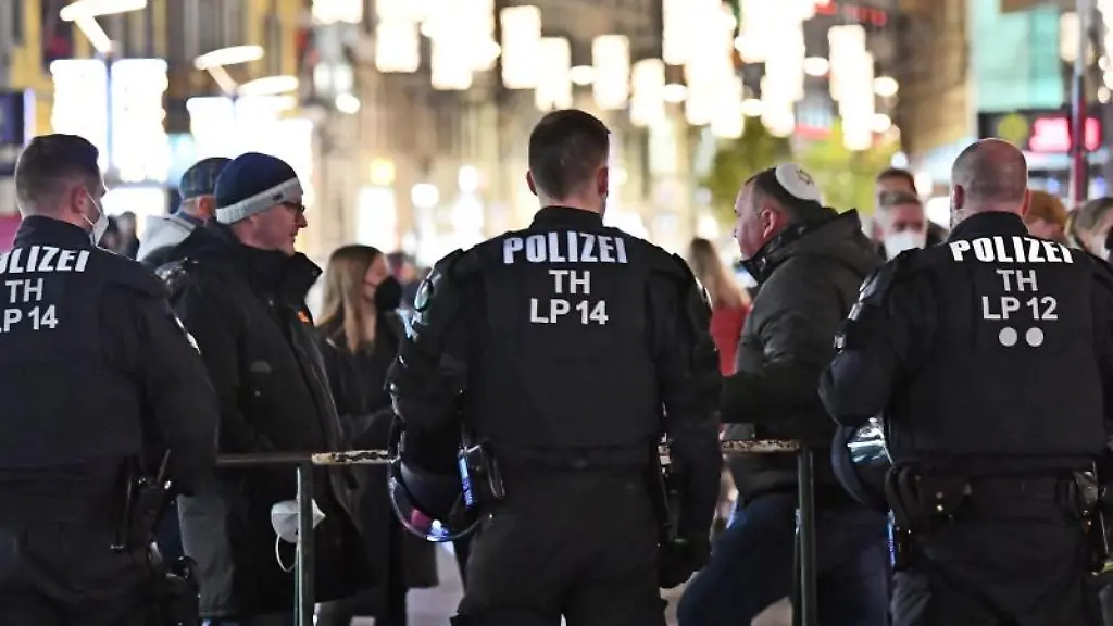 Polizisten-stehen-am-Rande-einer-Corona-Demo-in-Erfurt
