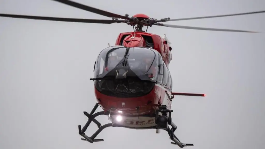 Ein-Rettungshubschrauber-fliegt-ueber-den-Flugplatz-eines-Krankenhauses