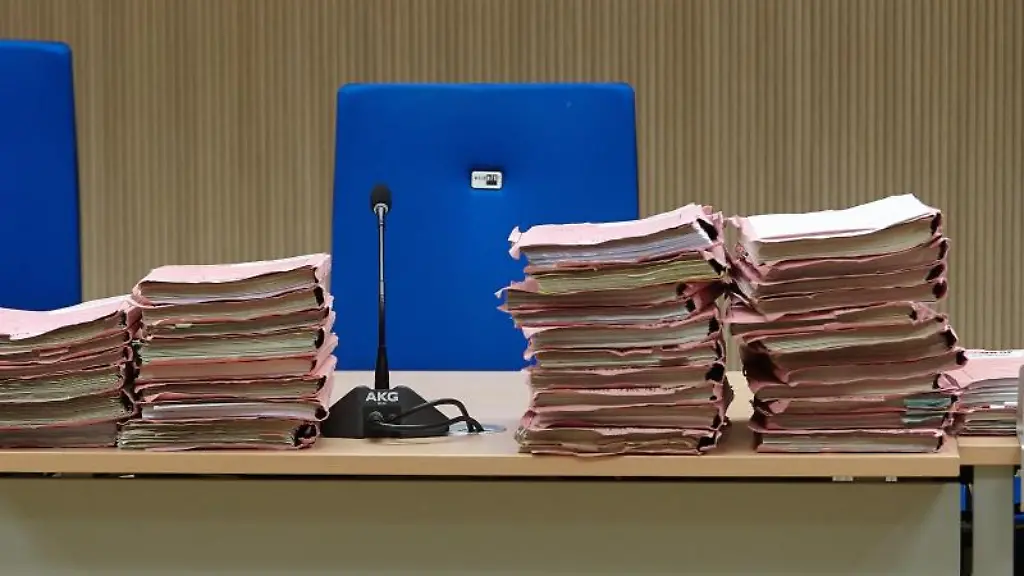 Prozessakten-liegen-in-einem-Gerichtssaal