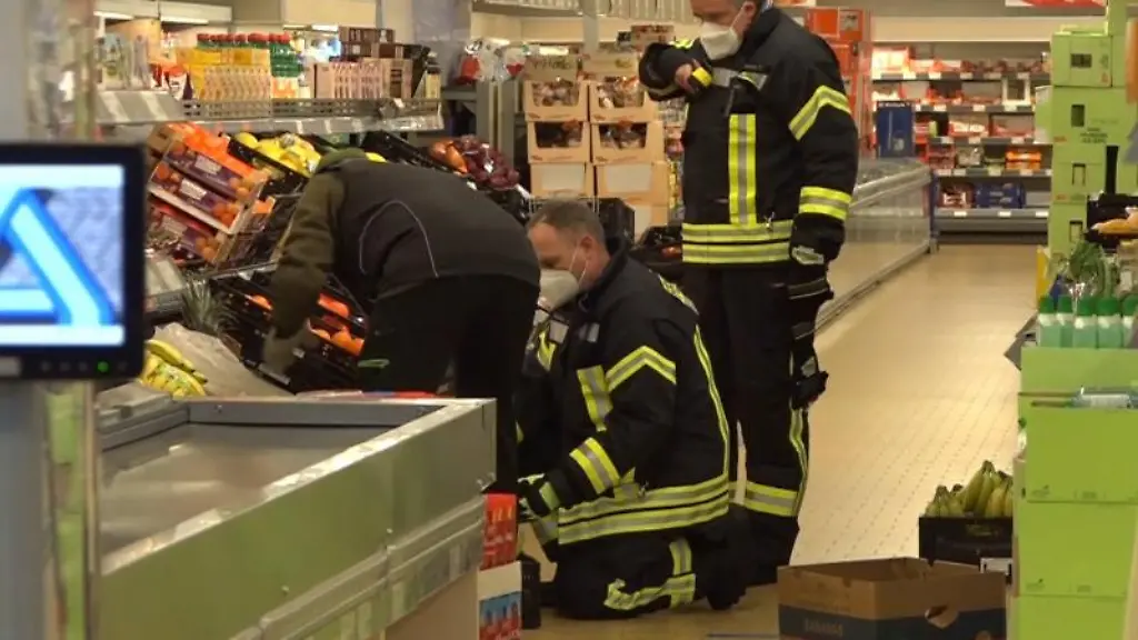 Einsatzkraefte-der-Polizei-Feuerwehr-und-ein-Spinnenexperte-suchen-im-Supermarkt-nach-einer-Spinne