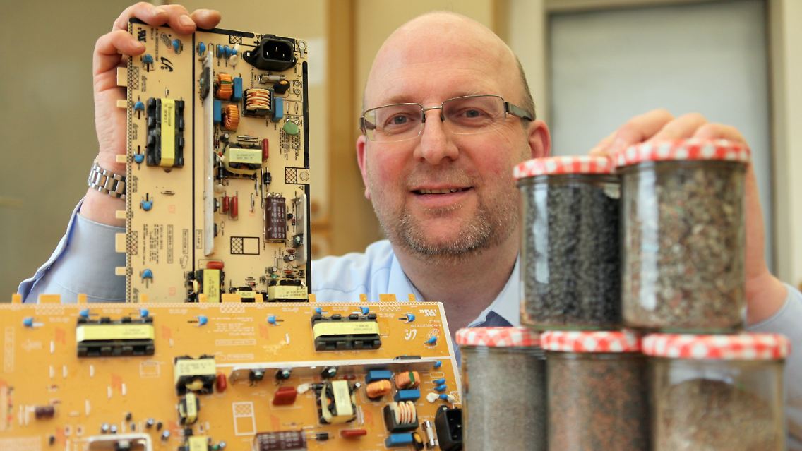 Vorher, nachher - der Schrotthändler Thomas Adamec präsentiert, wie er Elektronikschrott in jedes seiner Einzelteile recycelt.