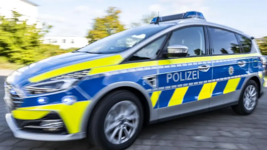 Ein-Polizeiwagen-faehrt-mit-eingeschaltetem-Blaulicht